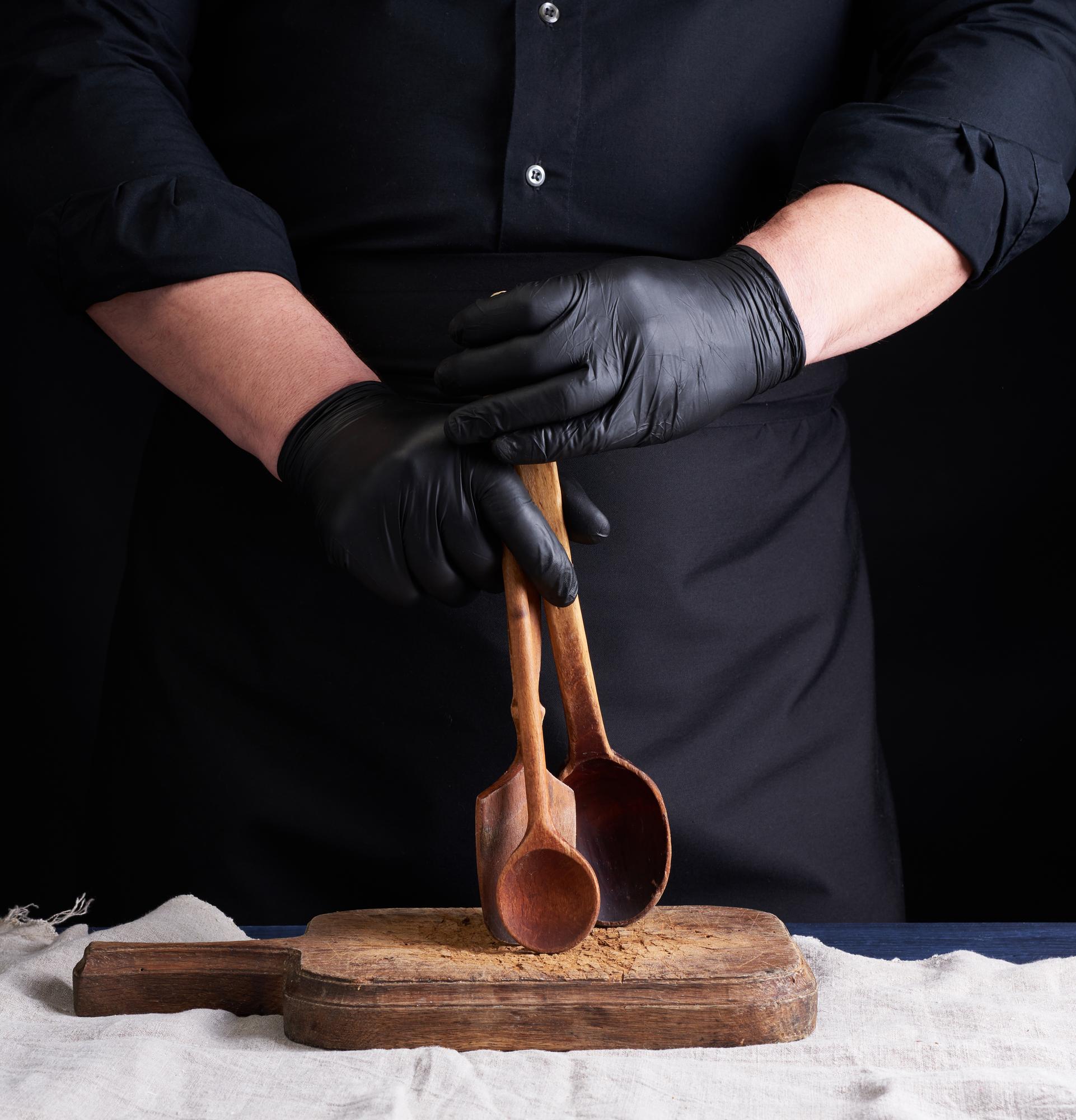 Küchenatelier mit Chef und silbernem Besteck